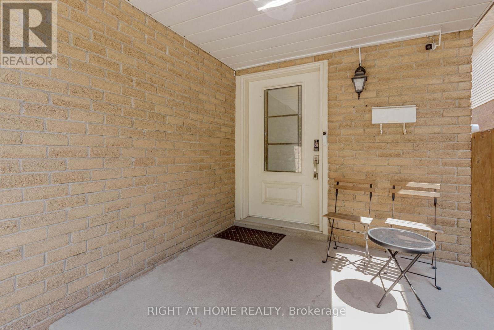 17 Garden Avenue, Brampton, Ontario  L6X 1M4 - Photo 7 - W12368707