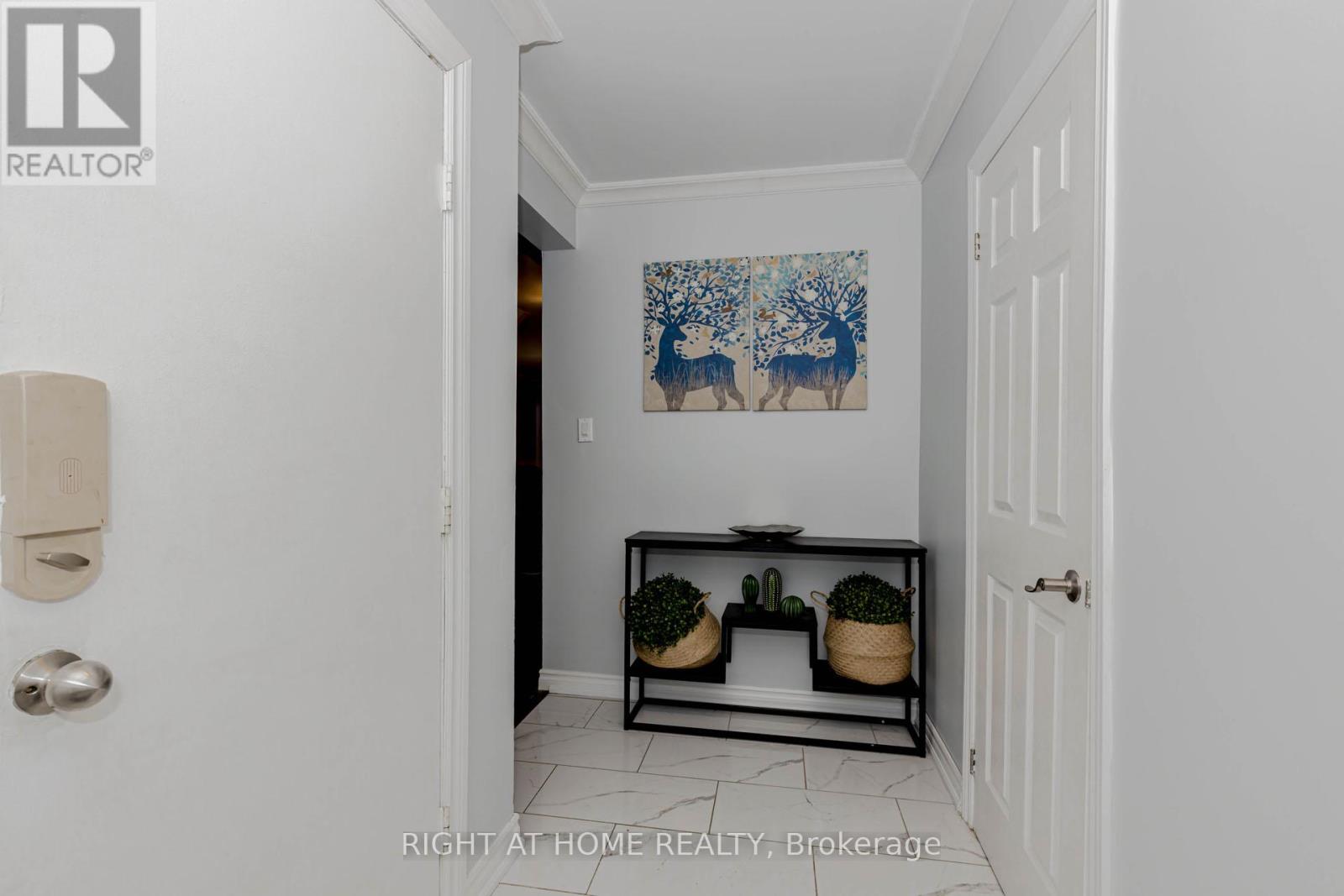 17 Garden Avenue, Brampton, Ontario  L6X 1M4 - Photo 8 - W12368707