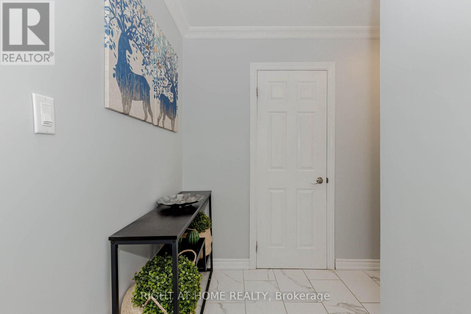 17 Garden Avenue, Brampton, Ontario  L6X 1M4 - Photo 9 - W12368707
