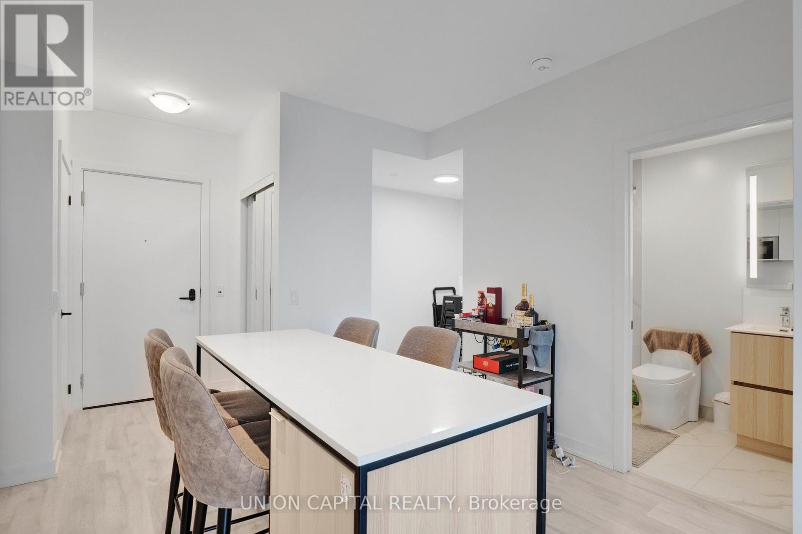 530 - 215 Lakeshore Road W, Mississauga, Ontario  L5H 0A9 - Photo 11 - W12368717