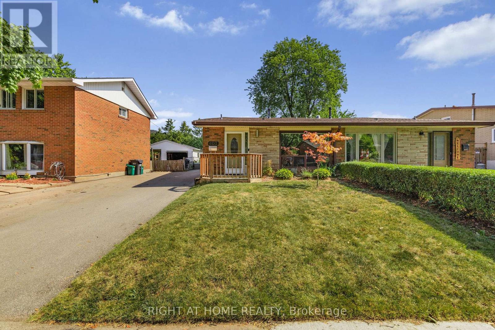607 Turner Drive, Burlington, Ontario  L7L 2W8 - Photo 2 - W12368734