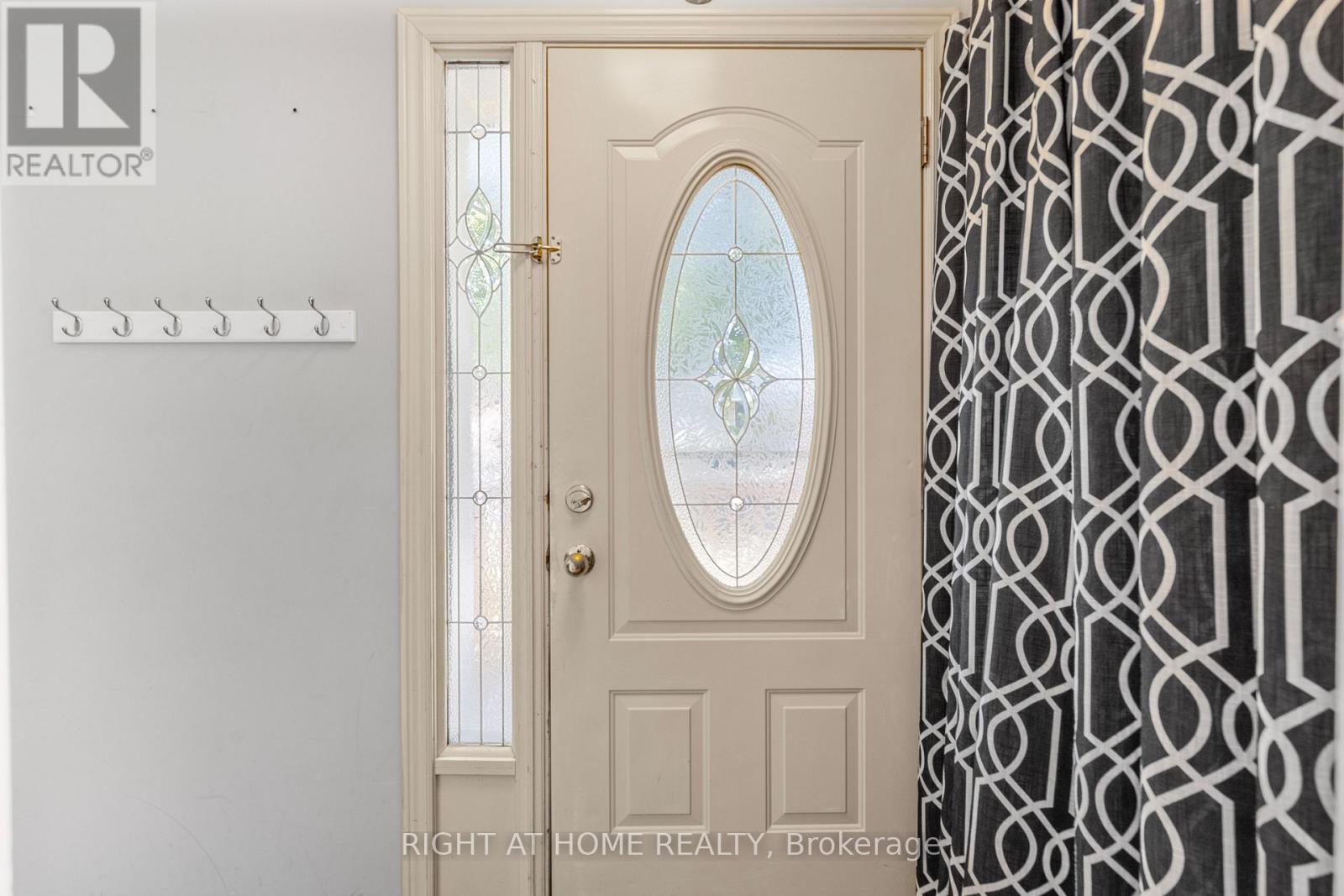 607 Turner Drive, Burlington, Ontario  L7L 2W8 - Photo 3 - W12368734