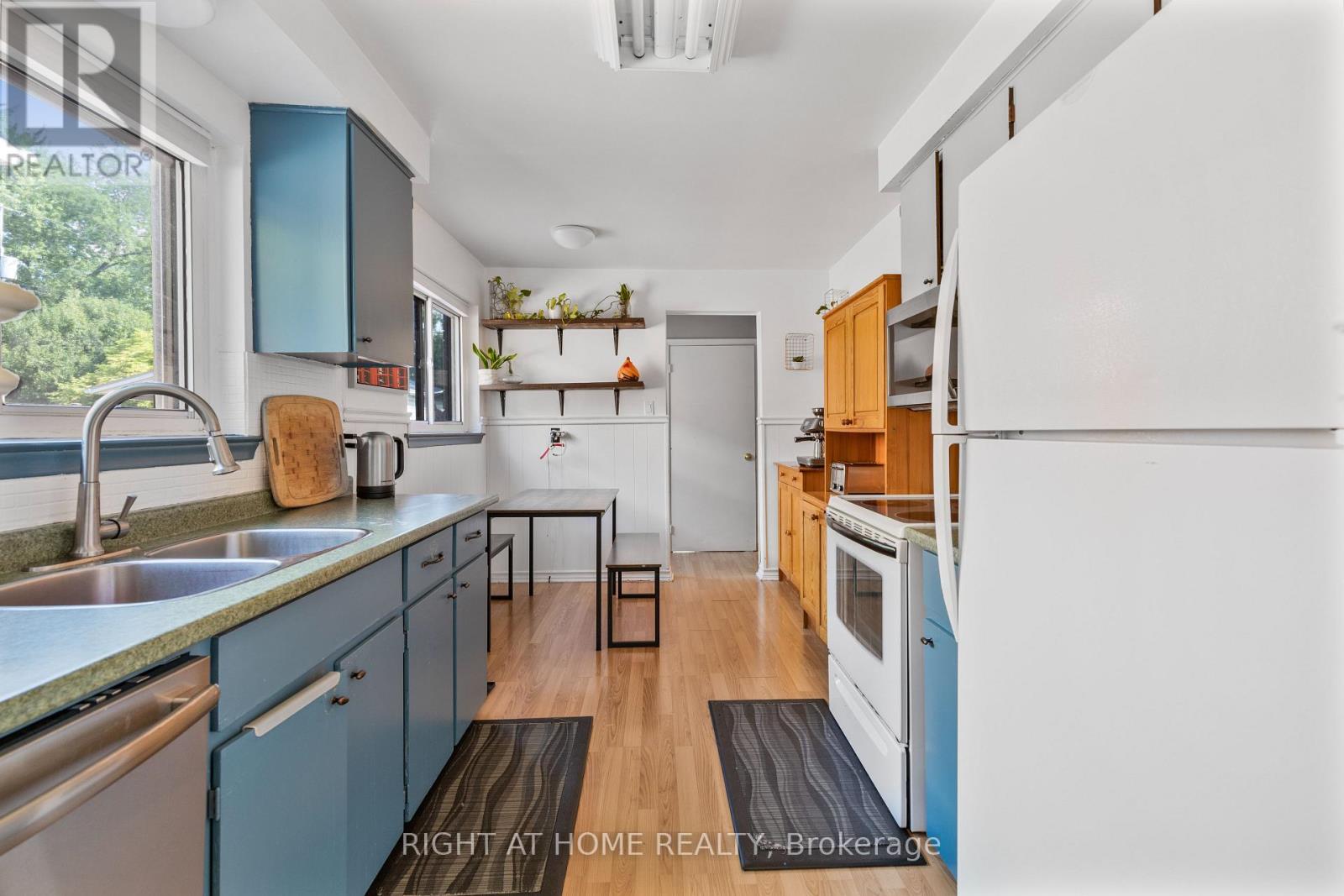 607 Turner Drive, Burlington, Ontario  L7L 2W8 - Photo 7 - W12368734