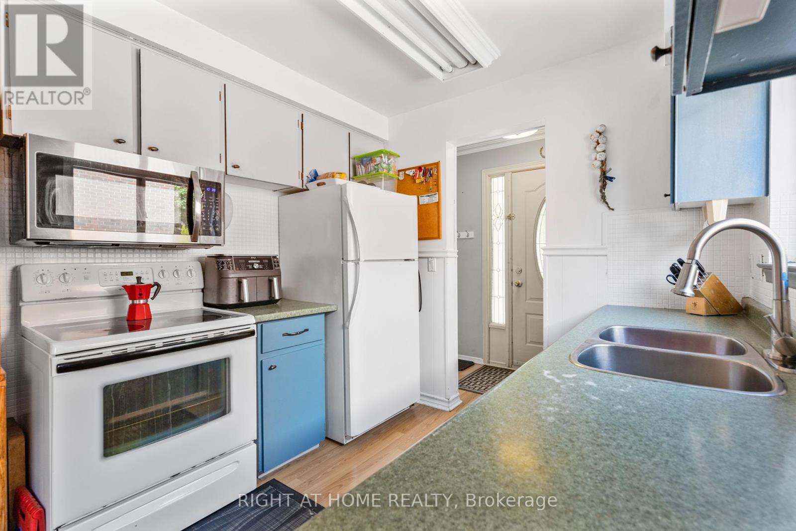 607 Turner Drive, Burlington, Ontario  L7L 2W8 - Photo 8 - W12368734