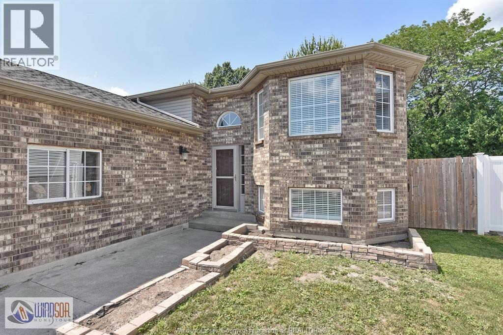 Property at 243 GAMMON CRESCENT image 3