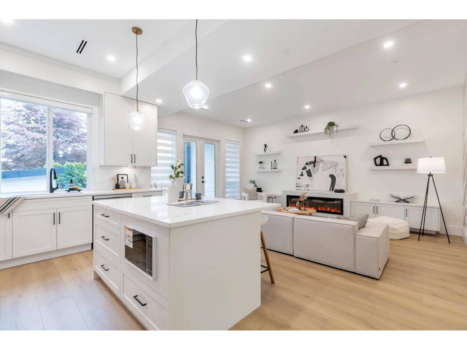 15570 Oxenham Avenue, White Rock, British Columbia  V4B 2J3 - Photo 4 - R3040405
