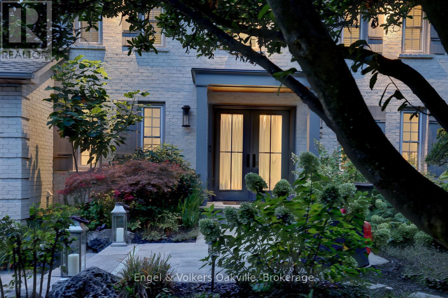 262 Vinova Court, Oakville, Ontario  L6L 5X1 - Photo 2 - W12368831