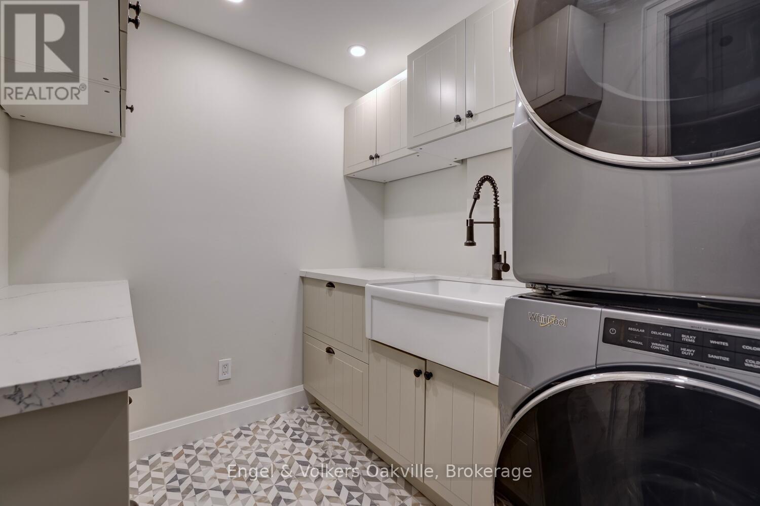 262 Vinova Court, Oakville, Ontario  L6L 5X1 - Photo 39 - W12368831