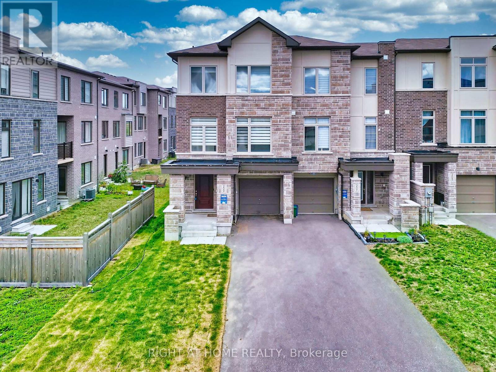209 Vantage Loop, Newmarket, Ontario  L3X 0L4 - Photo 2 - N12368744