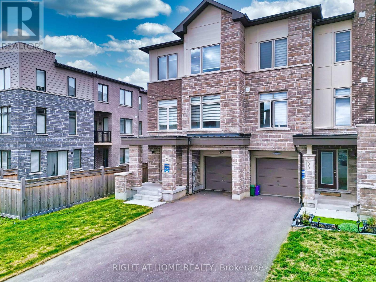 209 Vantage Loop, Newmarket, Ontario  L3X 0L4 - Photo 3 - N12368744