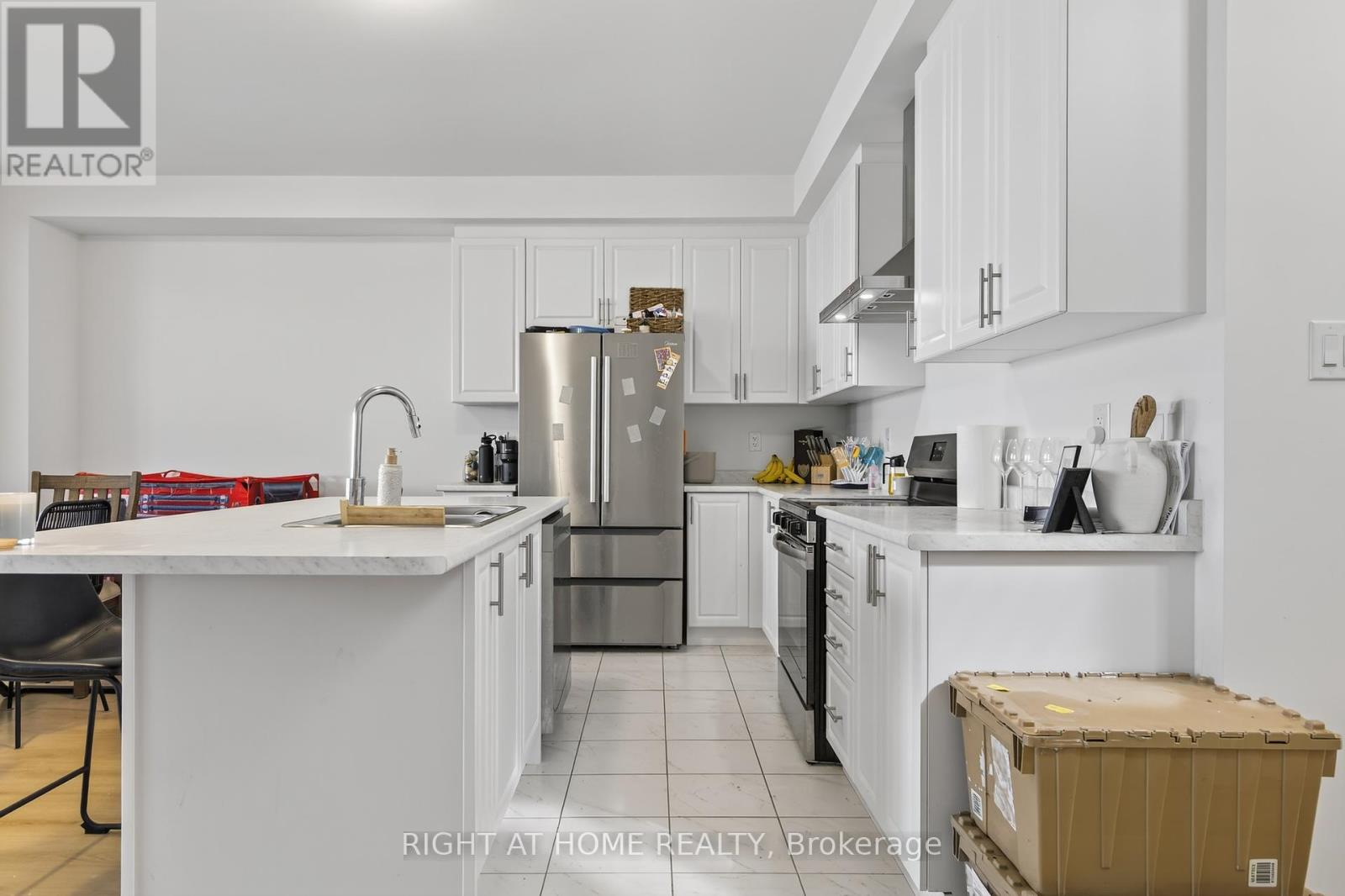 86 West Oak Trail, Barrie, Ontario  L9J 0K8 - Photo 10 - S12368784