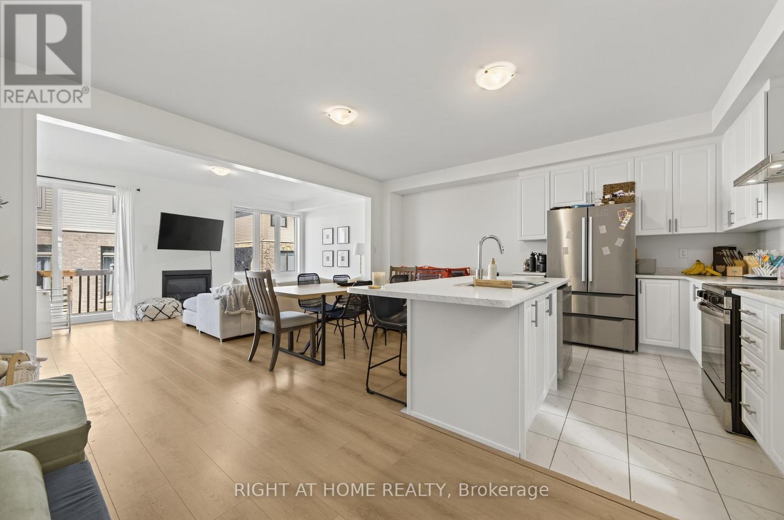 86 West Oak Trail, Barrie, Ontario  L9J 0K8 - Photo 7 - S12368784