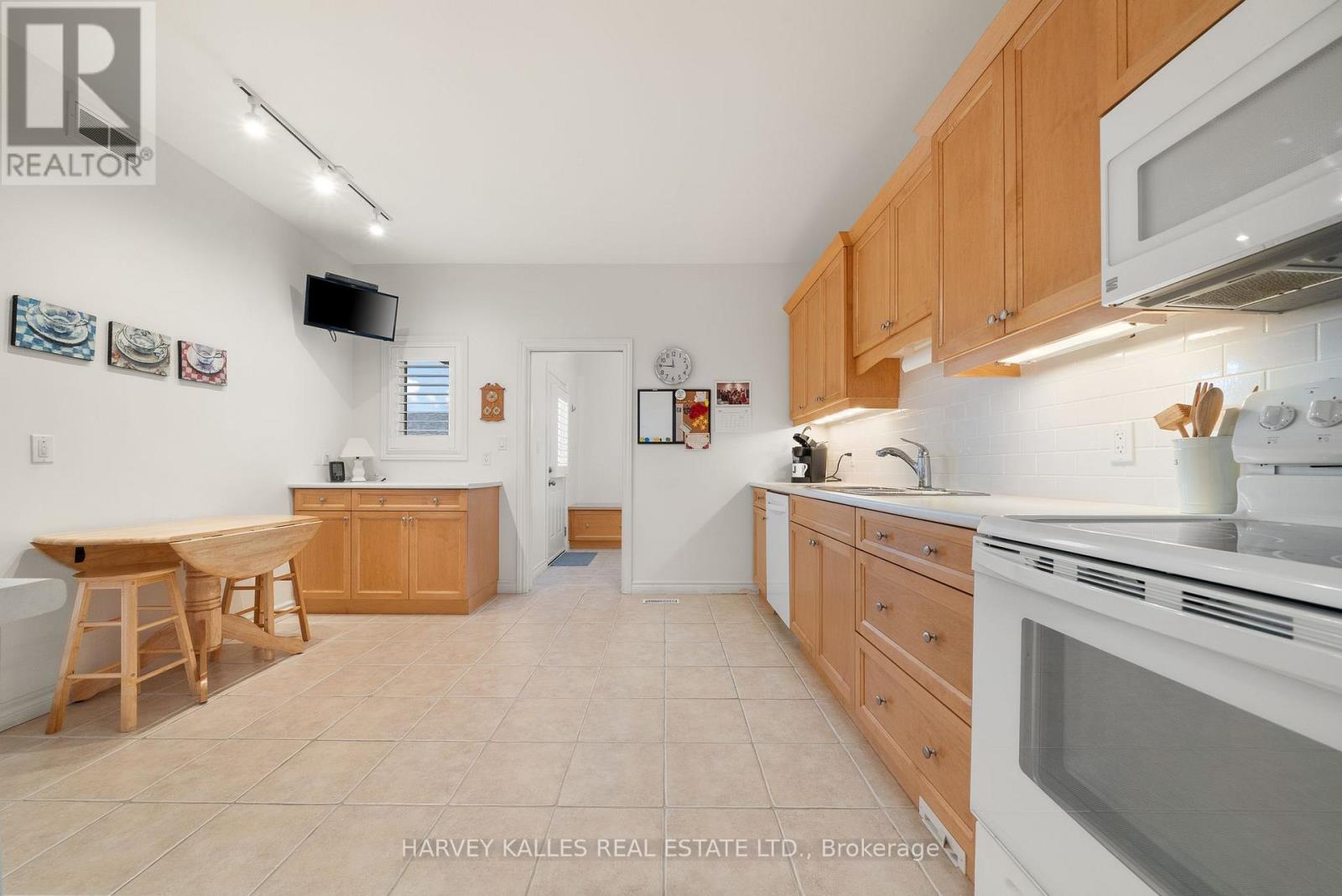 45 Maplehurst Crescent, Prince Edward County, Ontario  K0K 3L0 - Photo 8 - X12368862