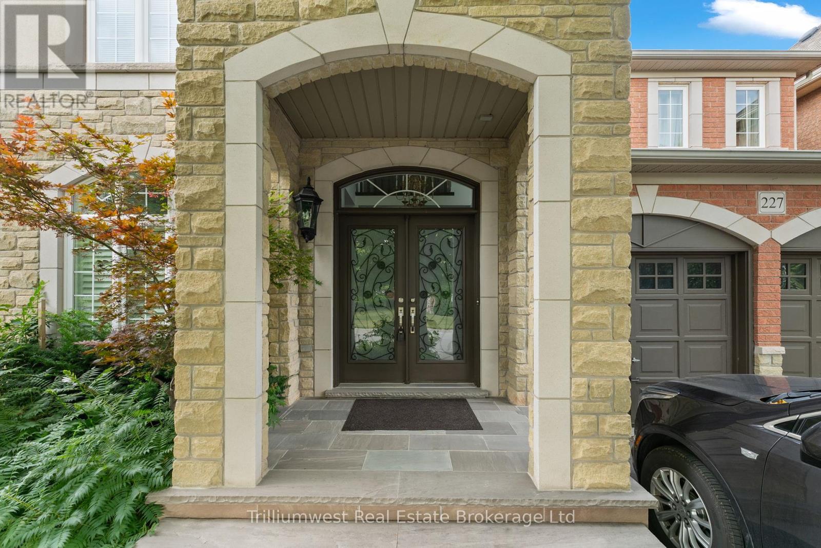 227 Beechtree Crescent, Oakville (Br Bronte), Ontario  L6L 0A5 - Photo 6 - W12368722
