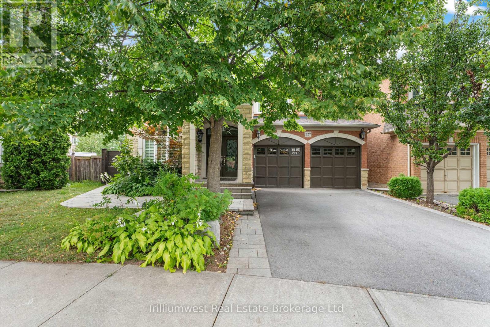 227 Beechtree Crescent, Oakville (Br Bronte), Ontario  L6L 0A5 - Photo 5 - W12368722