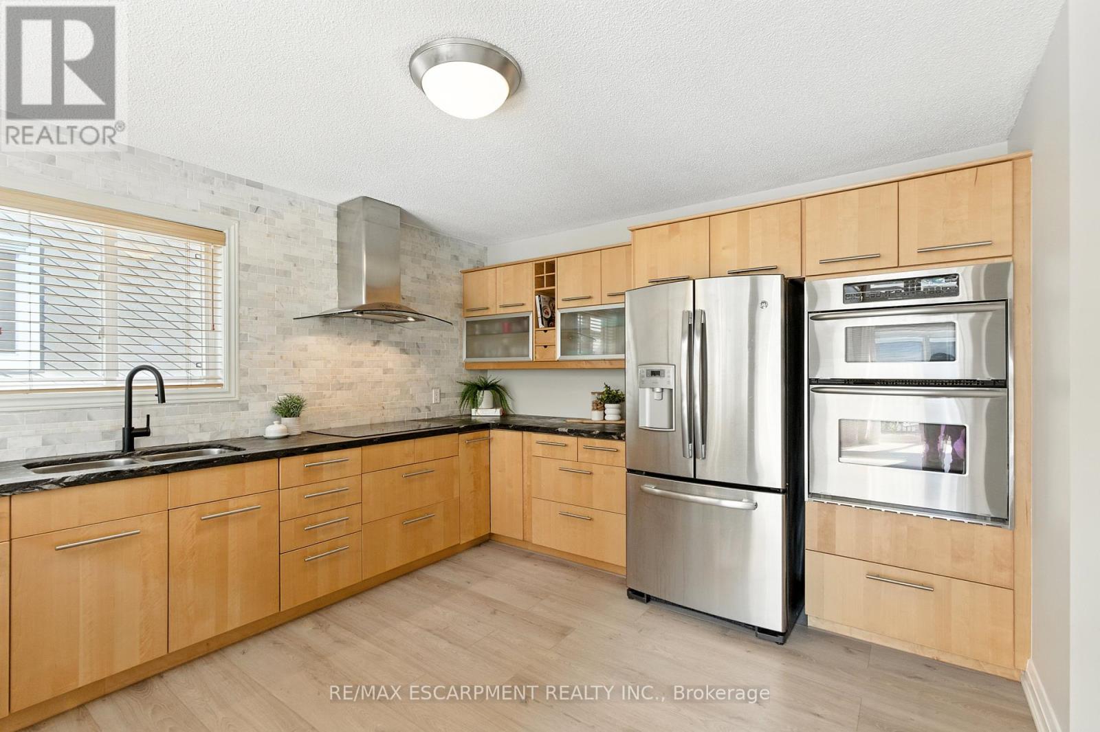 115 Pioneer Lane, Blue Mountains, Ontario  L9Y 0M6 - Photo 12 - X12368801