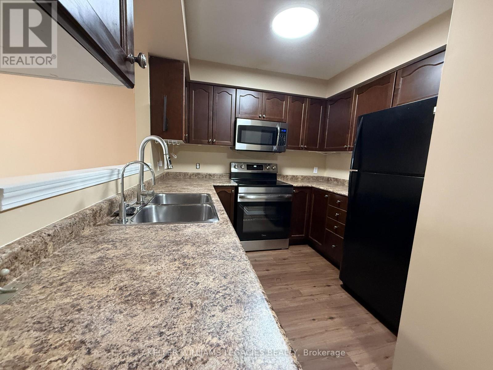Property at 933 ZELLER CRESCENT image 4