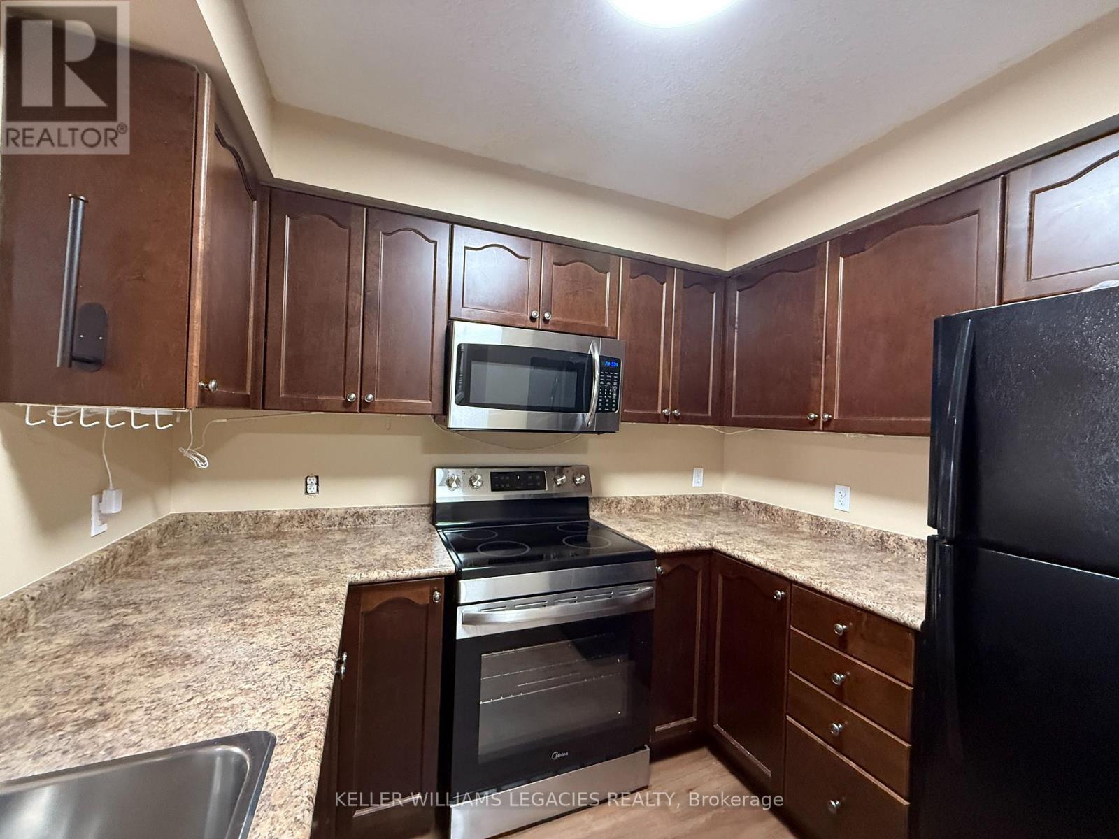 Property at 933 ZELLER CRESCENT image 3