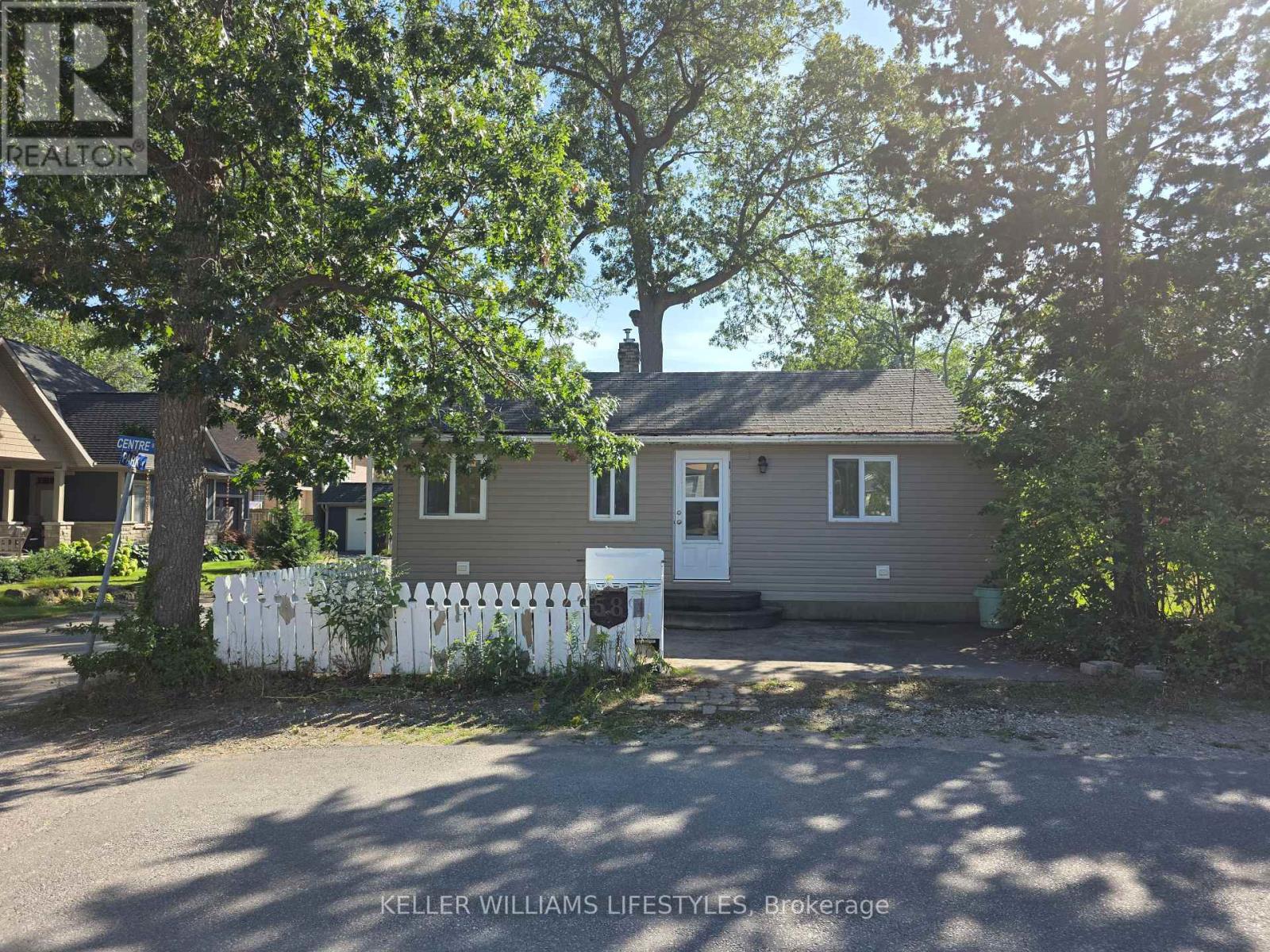 58 Centre Street, Lambton Shores, Ontario  N0M 1T0 - Photo 1 - X12368912
