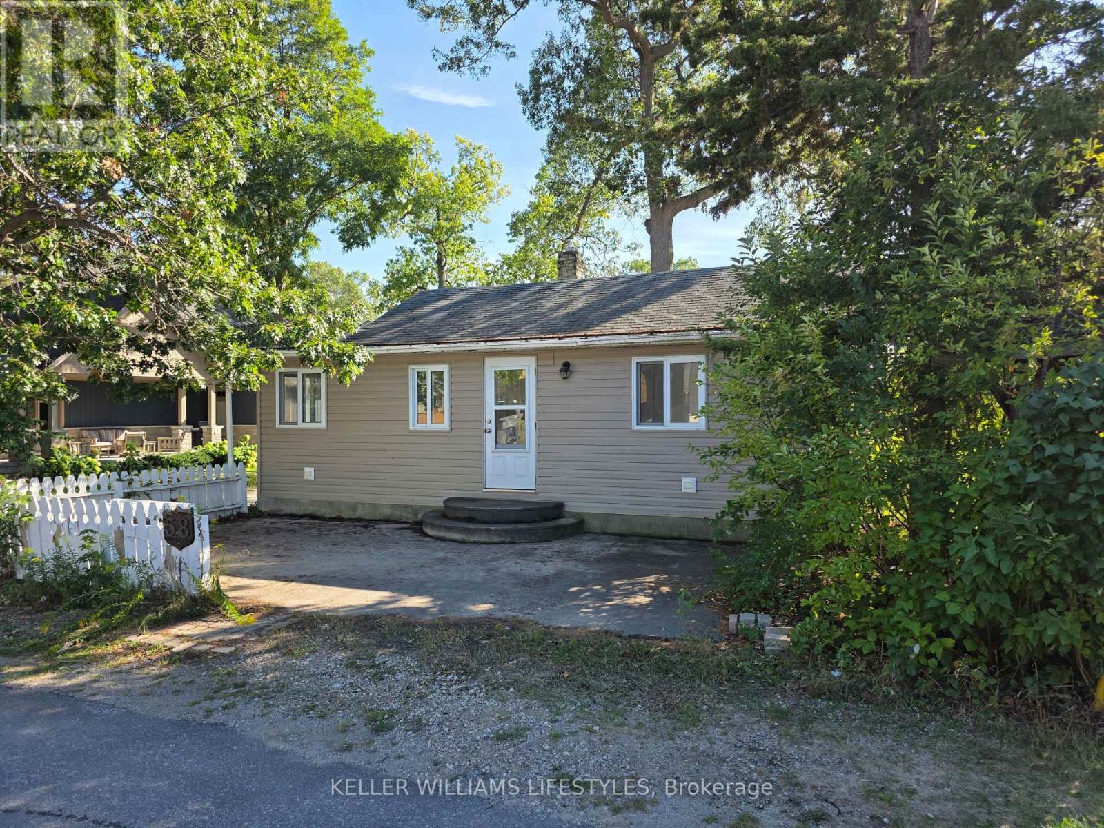 58 Centre Street, Lambton Shores, Ontario  N0M 1T0 - Photo 2 - X12368912
