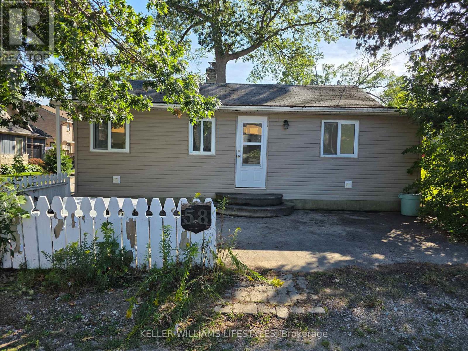 58 Centre Street, Lambton Shores, Ontario  N0M 1T0 - Photo 4 - X12368912