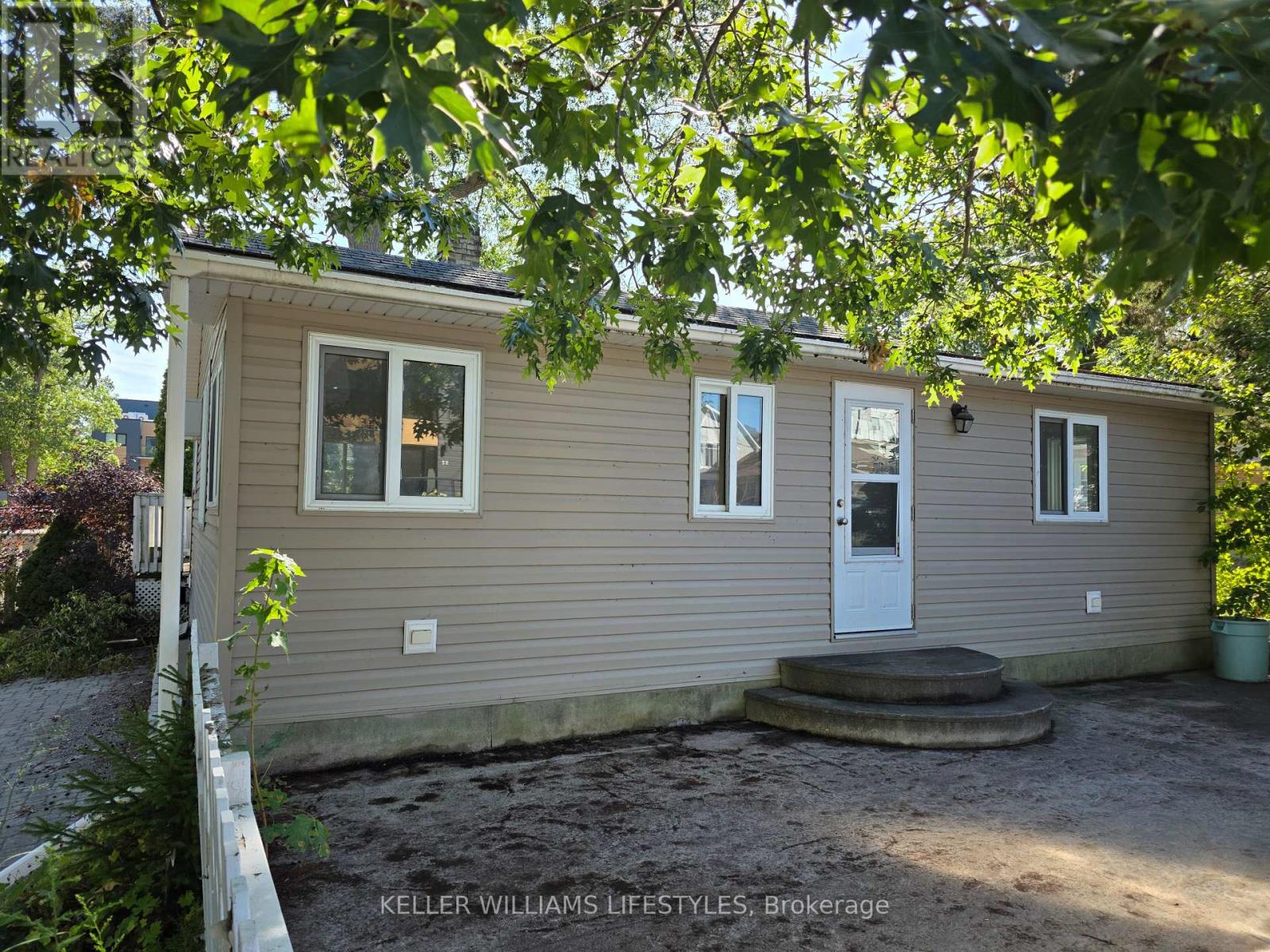 58 Centre Street, Lambton Shores, Ontario  N0M 1T0 - Photo 5 - X12368912