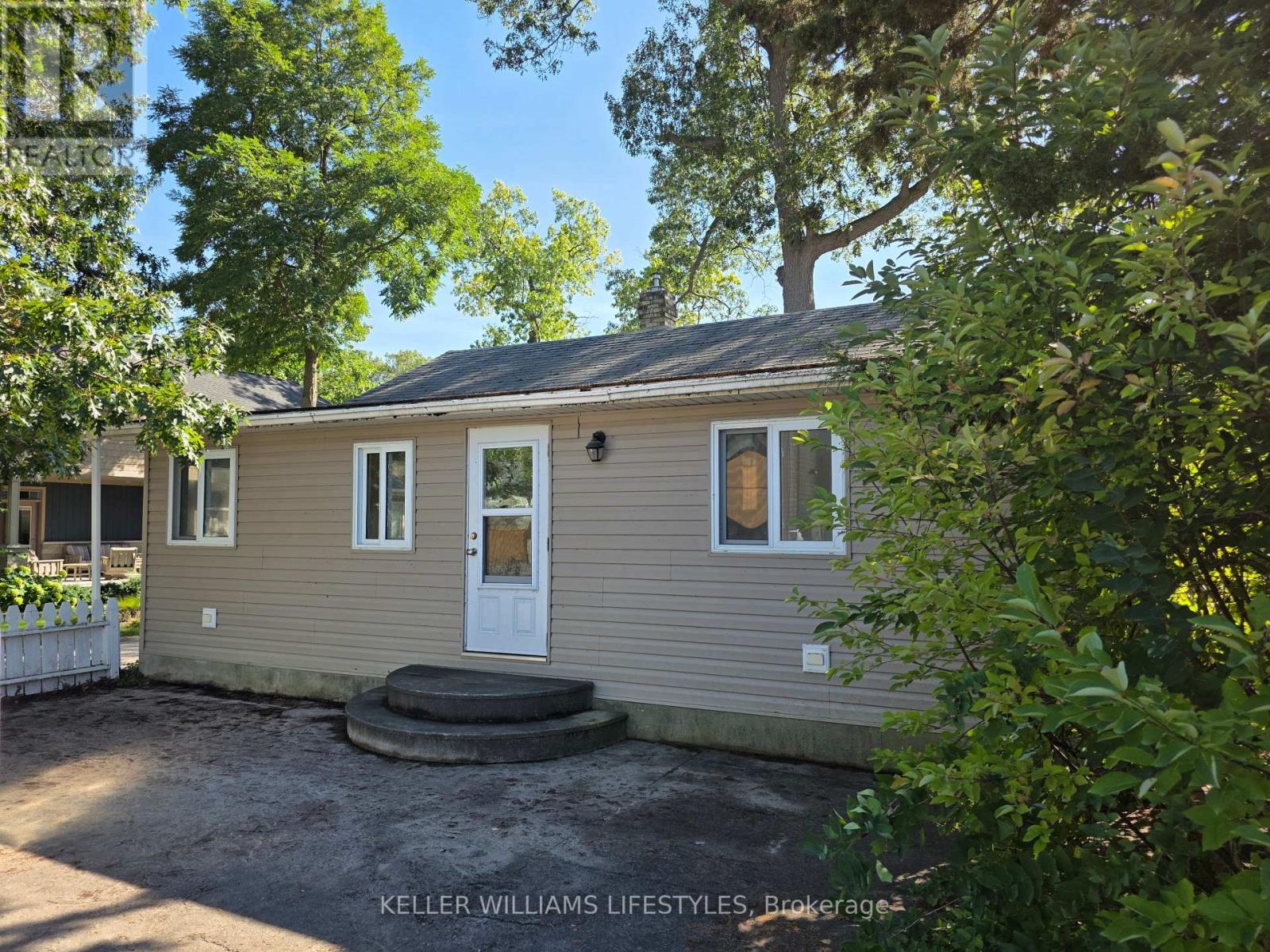 58 Centre Street, Lambton Shores, Ontario  N0M 1T0 - Photo 6 - X12368912