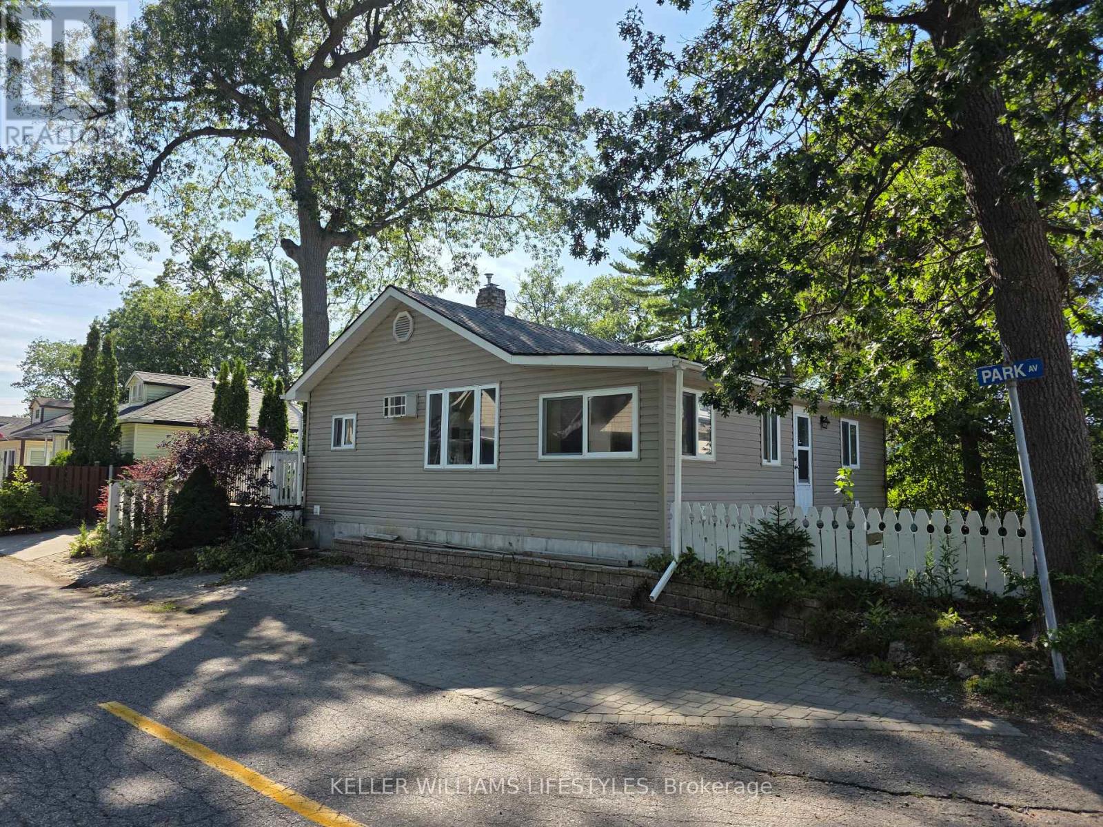 58 Centre Street, Lambton Shores, Ontario  N0M 1T0 - Photo 7 - X12368912