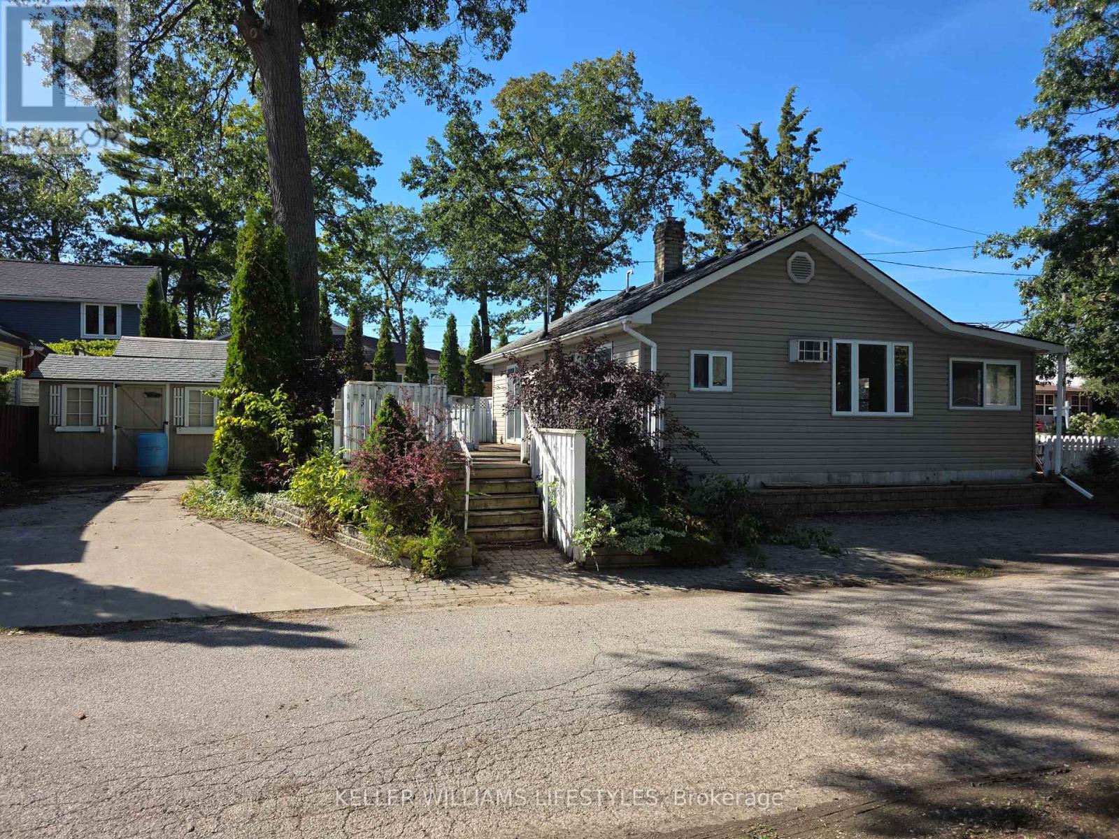 58 Centre Street, Lambton Shores, Ontario  N0M 1T0 - Photo 8 - X12368912