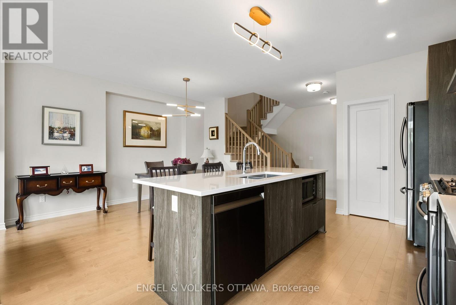 644 Vivera Place, Ottawa, Ontario  K2S 2N1 - Photo 10 - X12368904