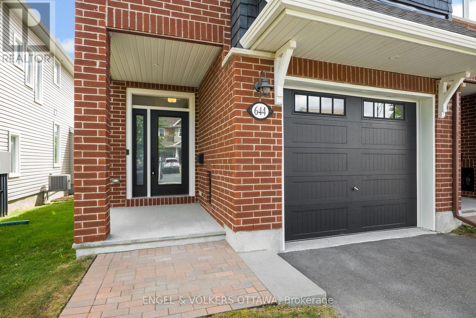 644 Vivera Place, Ottawa, Ontario  K2S 2N1 - Photo 3 - X12368904