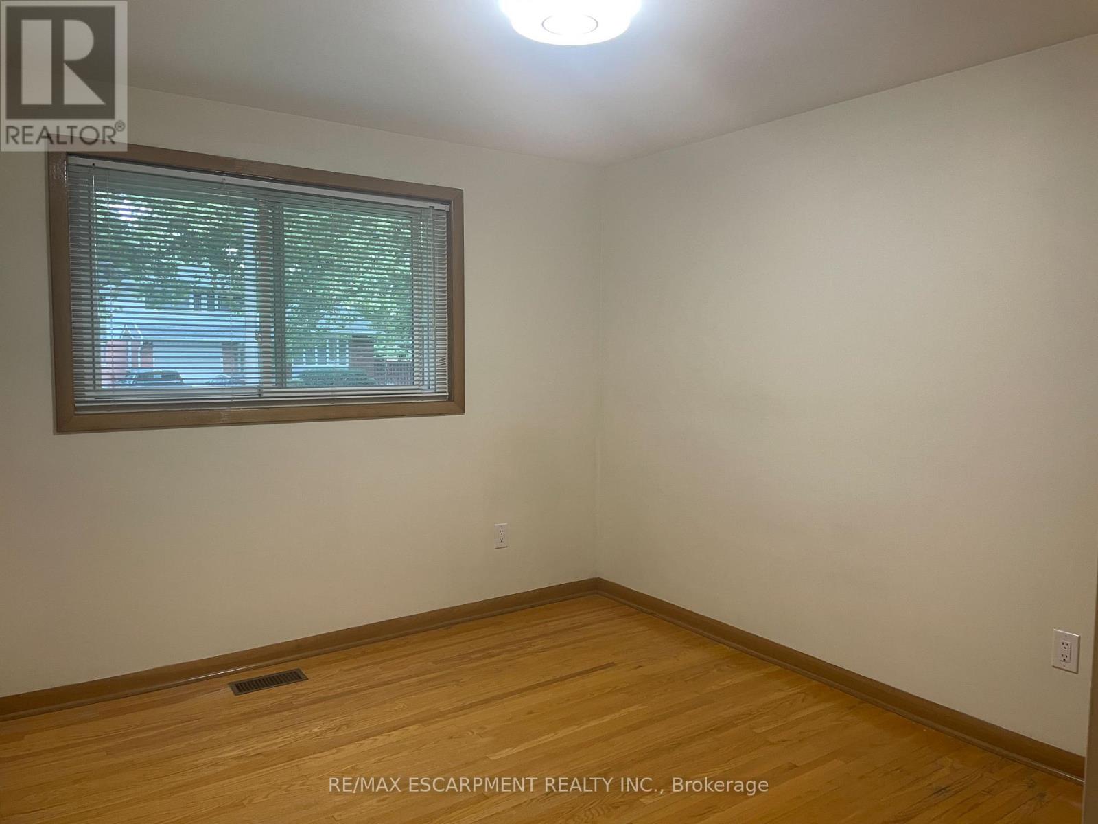 4327 Mitchell Avenue, Niagara Falls, Ontario  L2E 6R4 - Photo 11 - X12368808