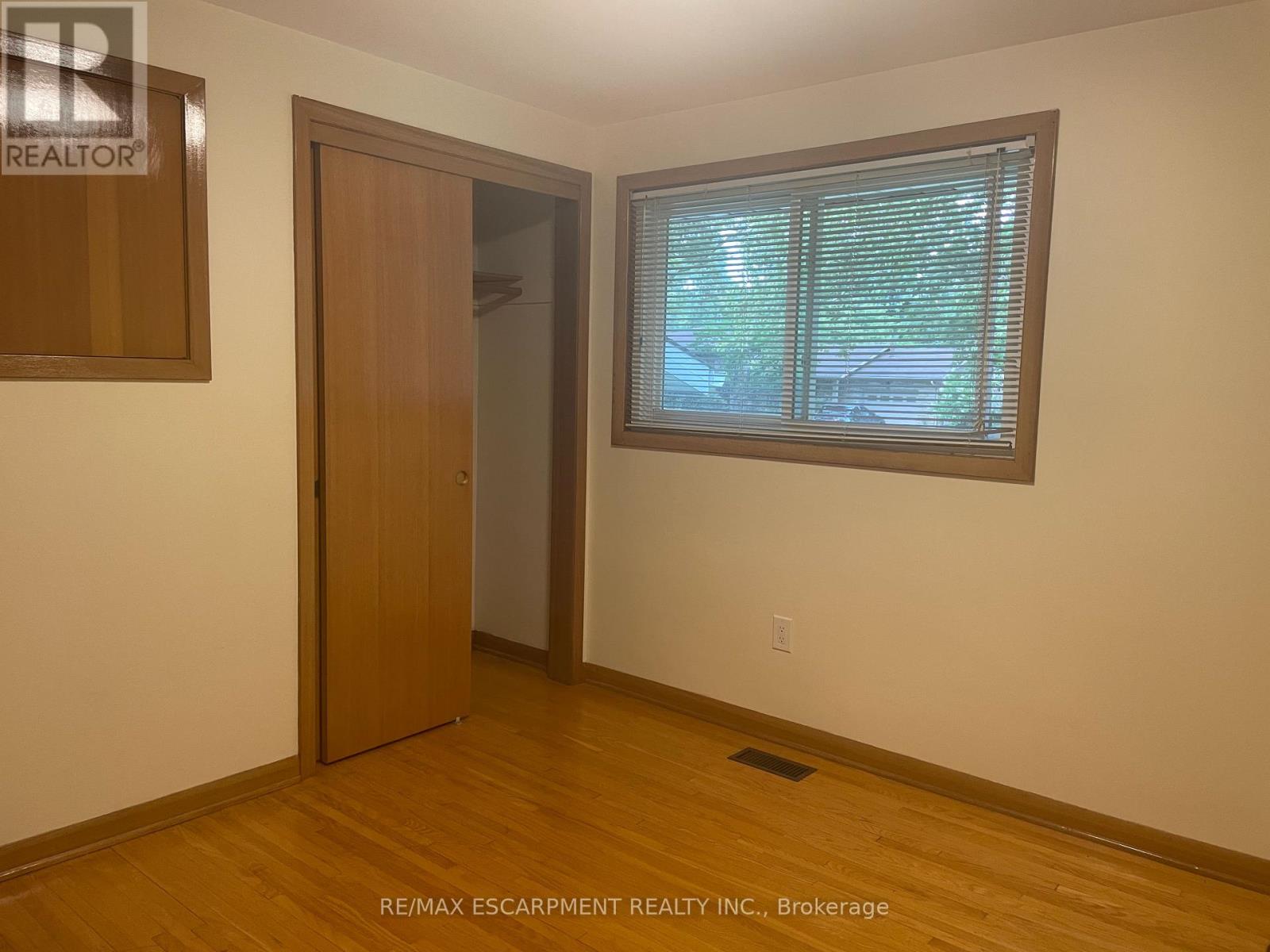 4327 Mitchell Avenue, Niagara Falls, Ontario  L2E 6R4 - Photo 12 - X12368808