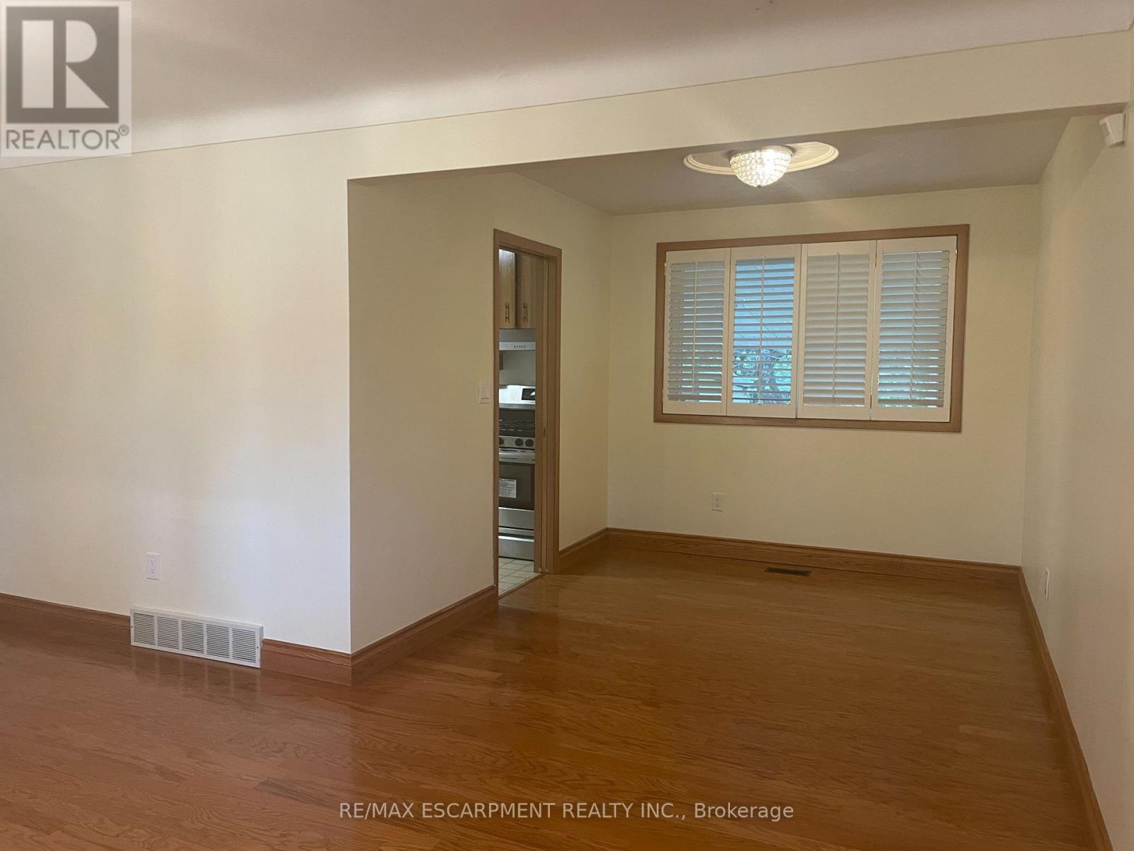 4327 Mitchell Avenue, Niagara Falls, Ontario  L2E 6R4 - Photo 3 - X12368808