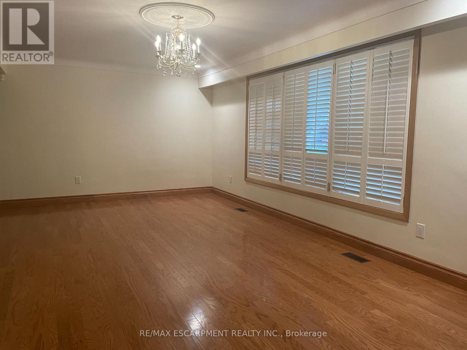 4327 Mitchell Avenue, Niagara Falls, Ontario  L2E 6R4 - Photo 4 - X12368808
