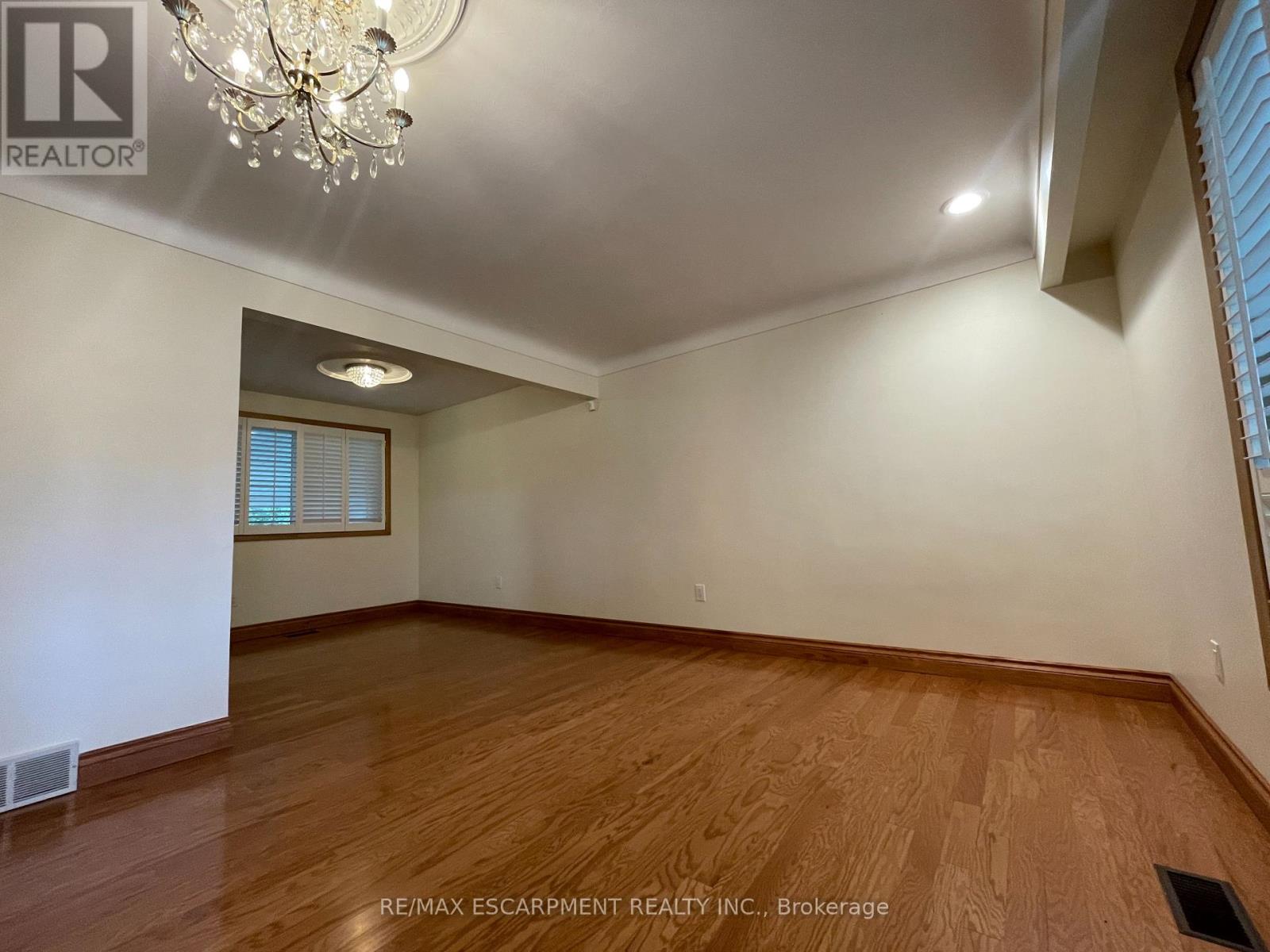 4327 Mitchell Avenue, Niagara Falls, Ontario  L2E 6R4 - Photo 5 - X12368808