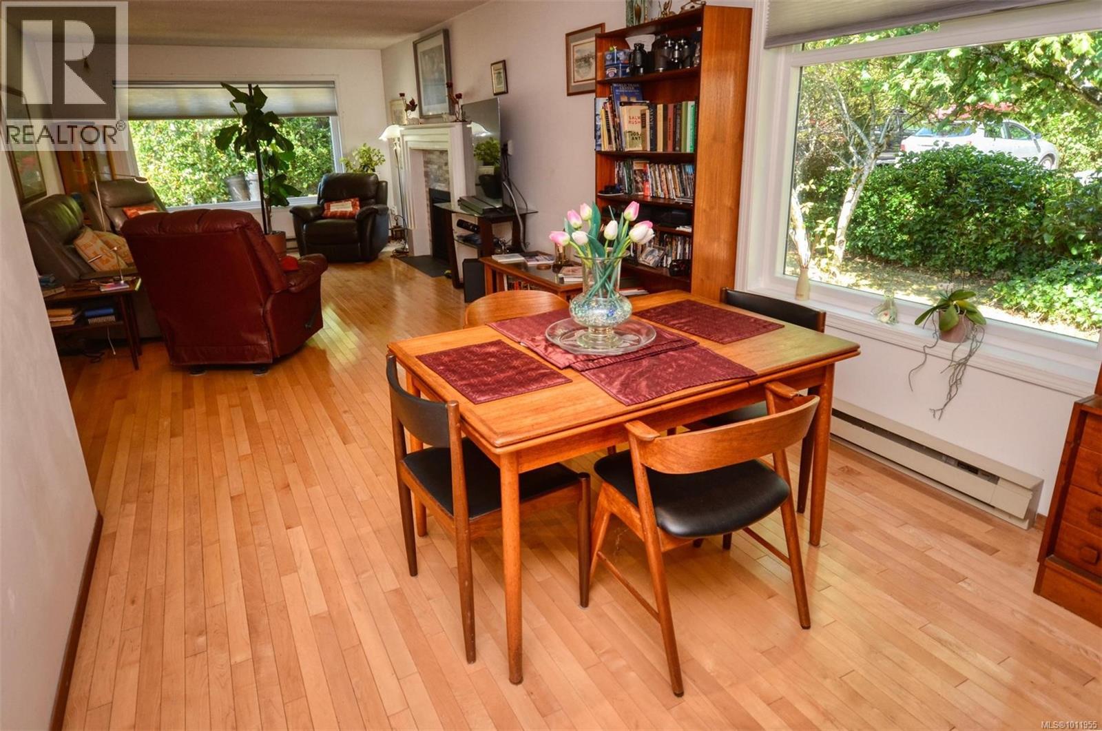 10561 Mcdonald Park Rd, Sidney, British Columbia  V8L 3J3 - Photo 14 - 1011955