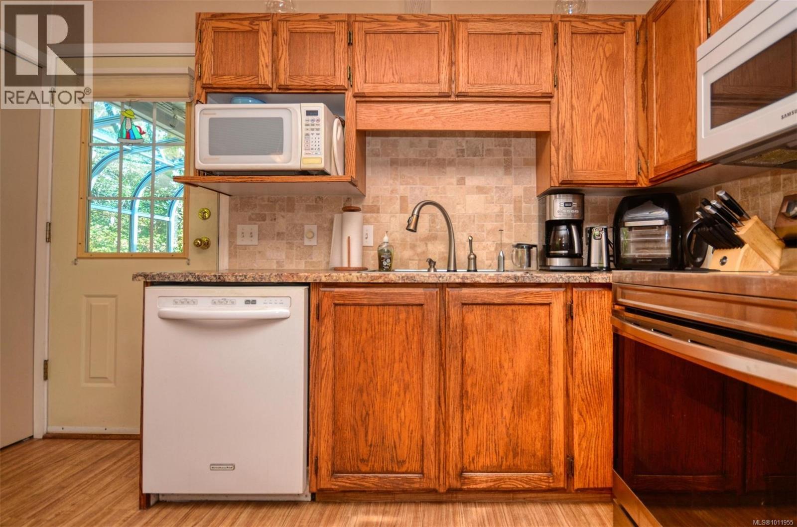 10561 Mcdonald Park Rd, Sidney, British Columbia  V8L 3J3 - Photo 15 - 1011955