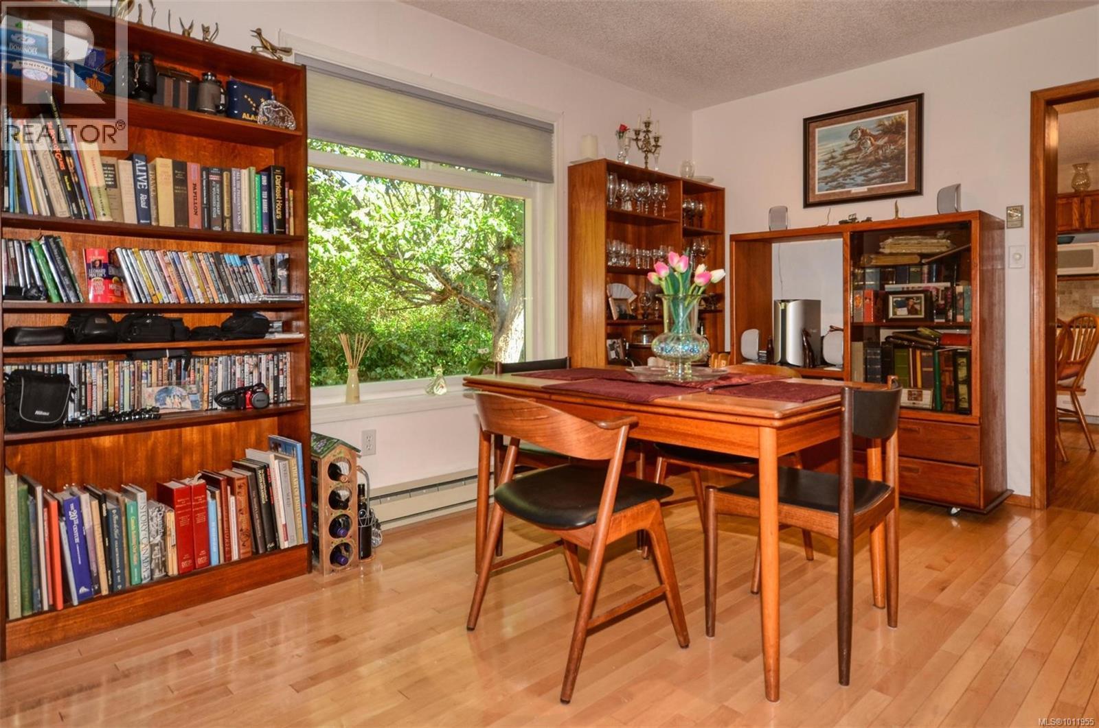 10561 Mcdonald Park Rd, Sidney, British Columbia  V8L 3J3 - Photo 8 - 1011955