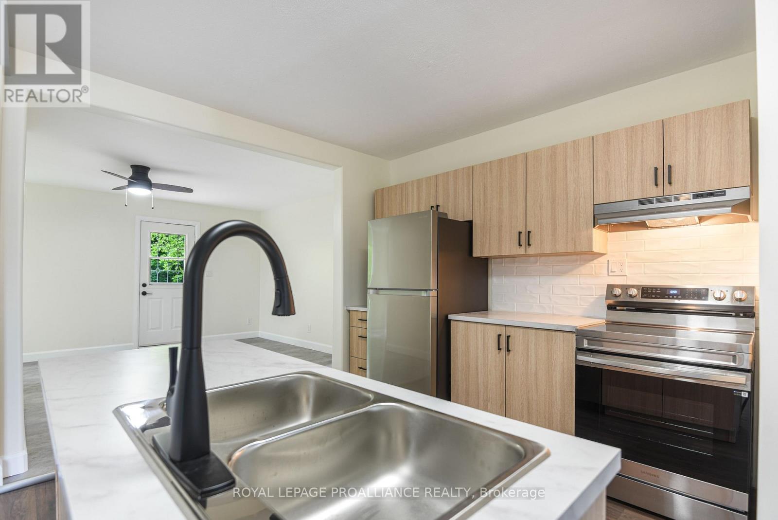 11 Broadway Avenue, Brockville, Ontario  K6V 1T9 - Photo 12 - X12368971