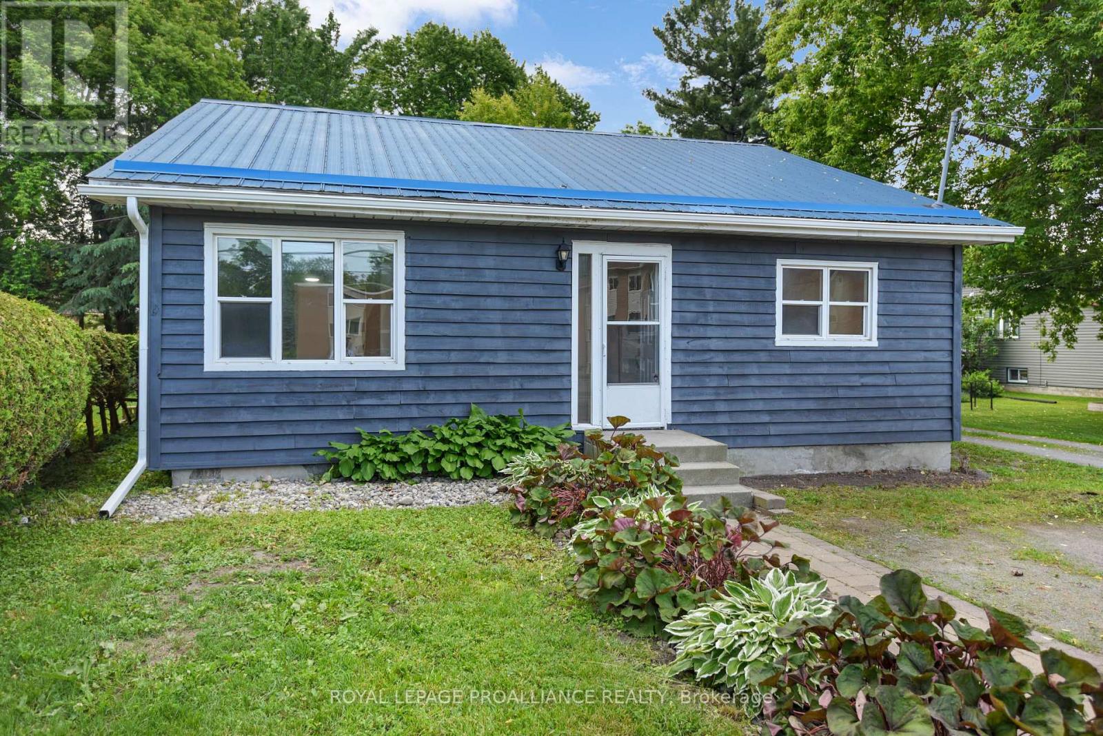 11 Broadway Avenue, Brockville, Ontario  K6V 1T9 - Photo 2 - X12368971