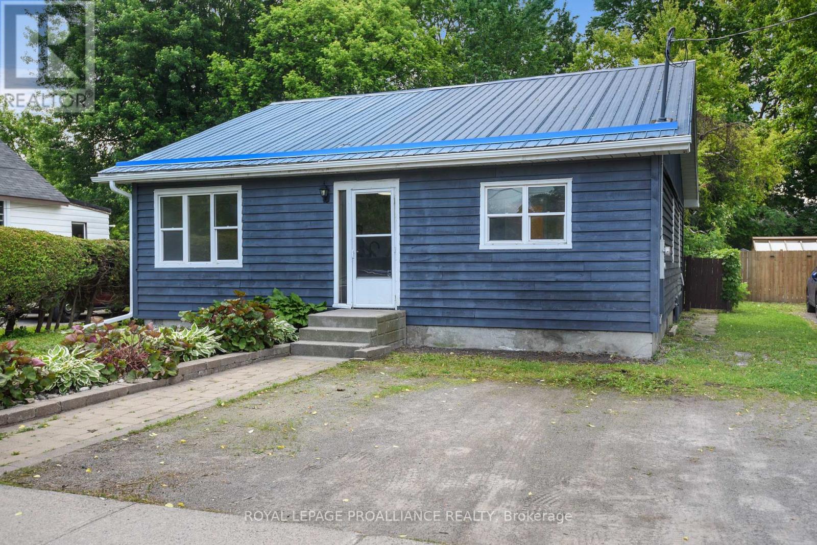 11 Broadway Avenue, Brockville, Ontario  K6V 1T9 - Photo 3 - X12368971