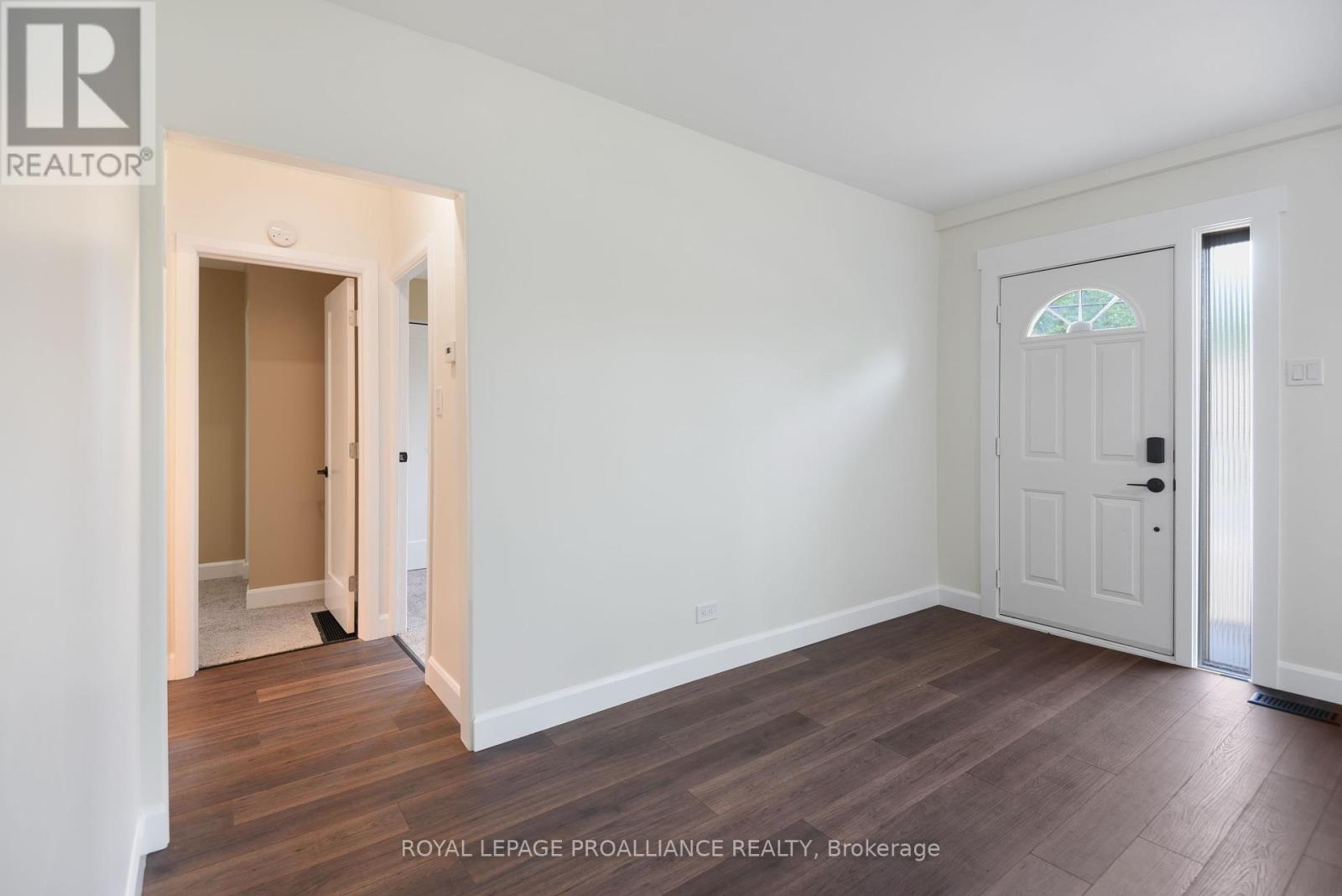 11 Broadway Avenue, Brockville, Ontario  K6V 1T9 - Photo 4 - X12368971