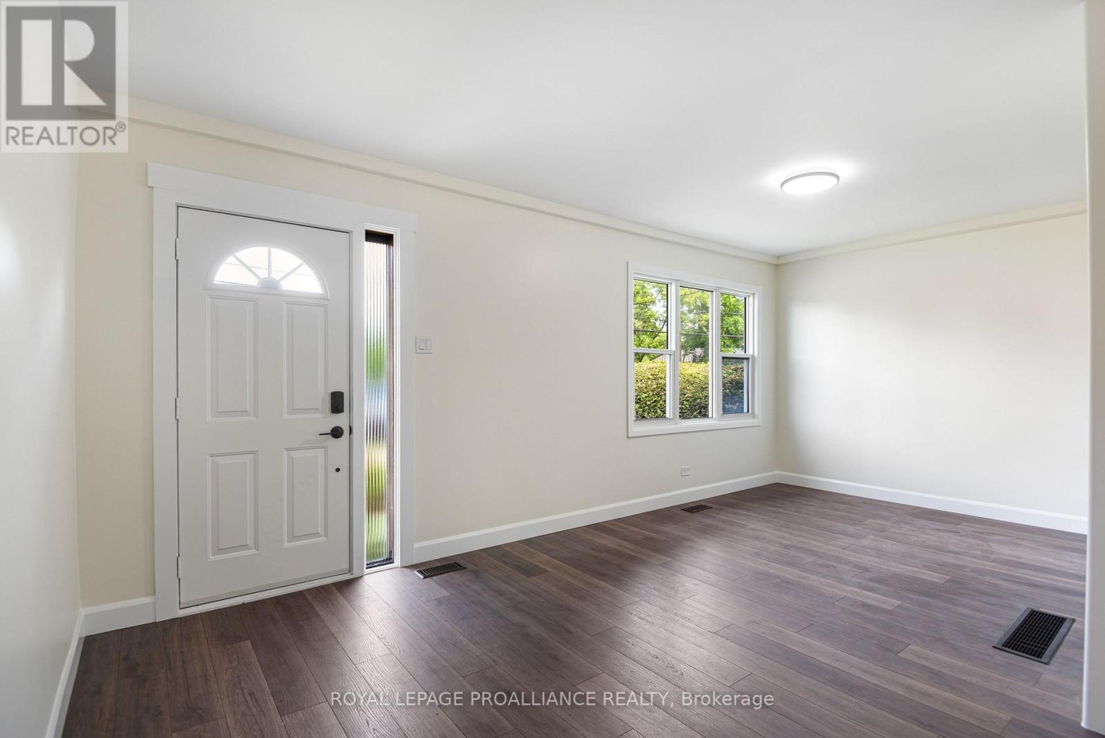 11 Broadway Avenue, Brockville, Ontario  K6V 1T9 - Photo 5 - X12368971