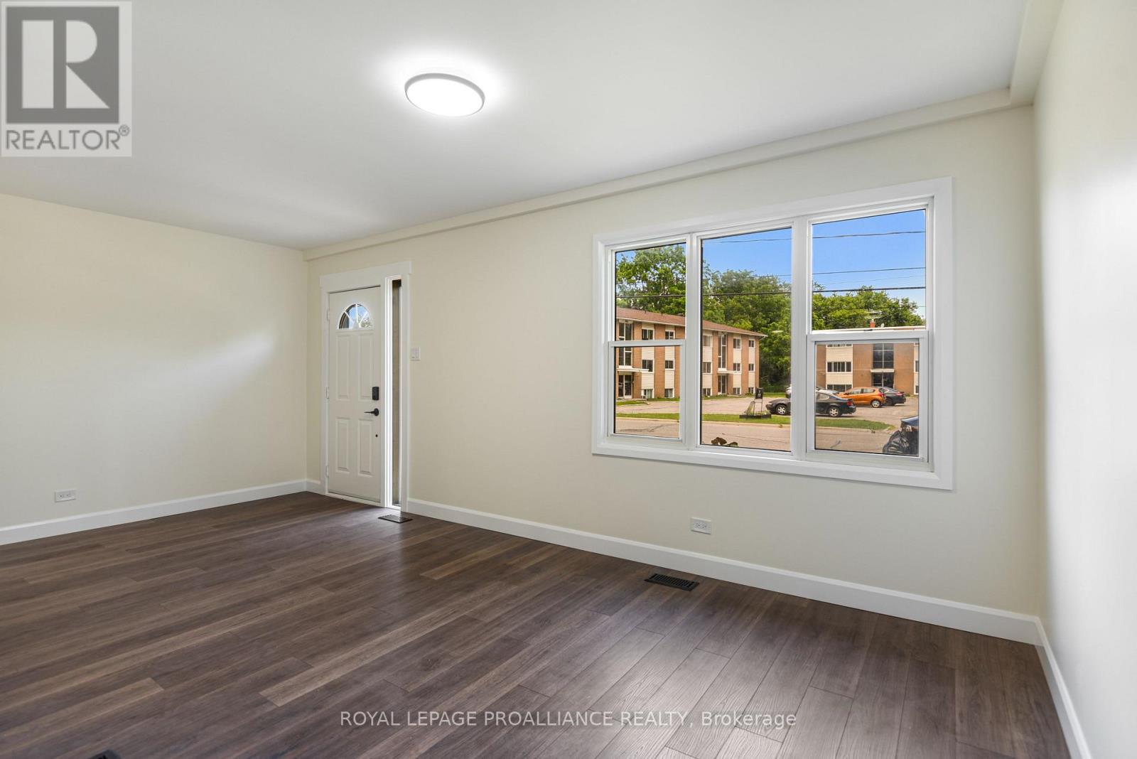 11 Broadway Avenue, Brockville, Ontario  K6V 1T9 - Photo 7 - X12368971