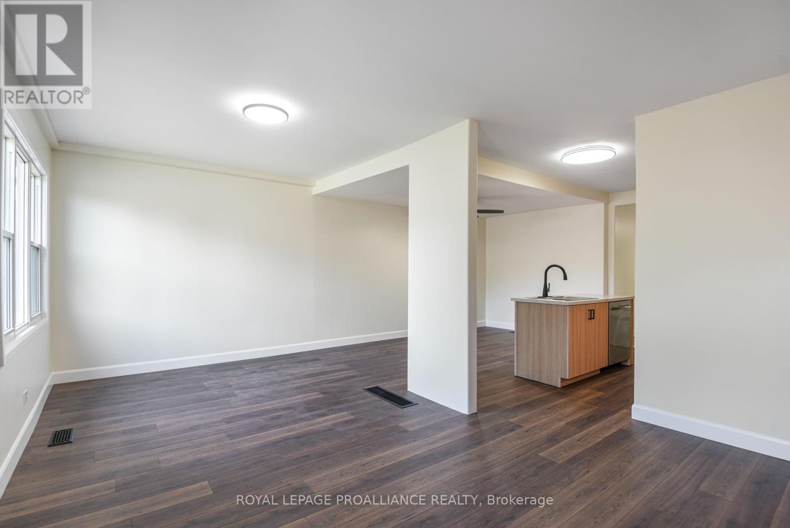 11 Broadway Avenue, Brockville, Ontario  K6V 1T9 - Photo 8 - X12368971