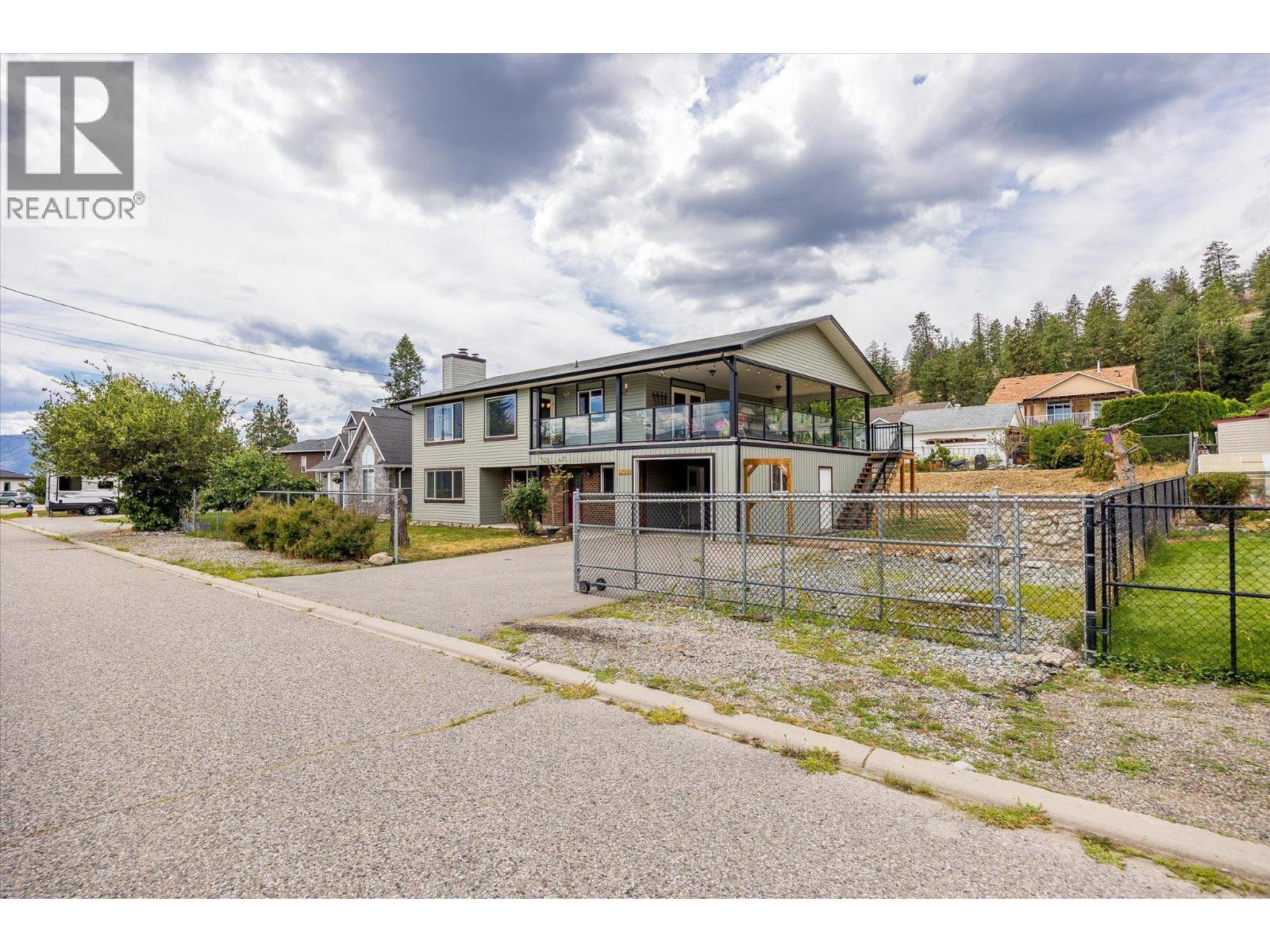 5749 Mackenzie Road, Peachland, British Columbia  V0H 1X4 - Photo 2 - 10361023