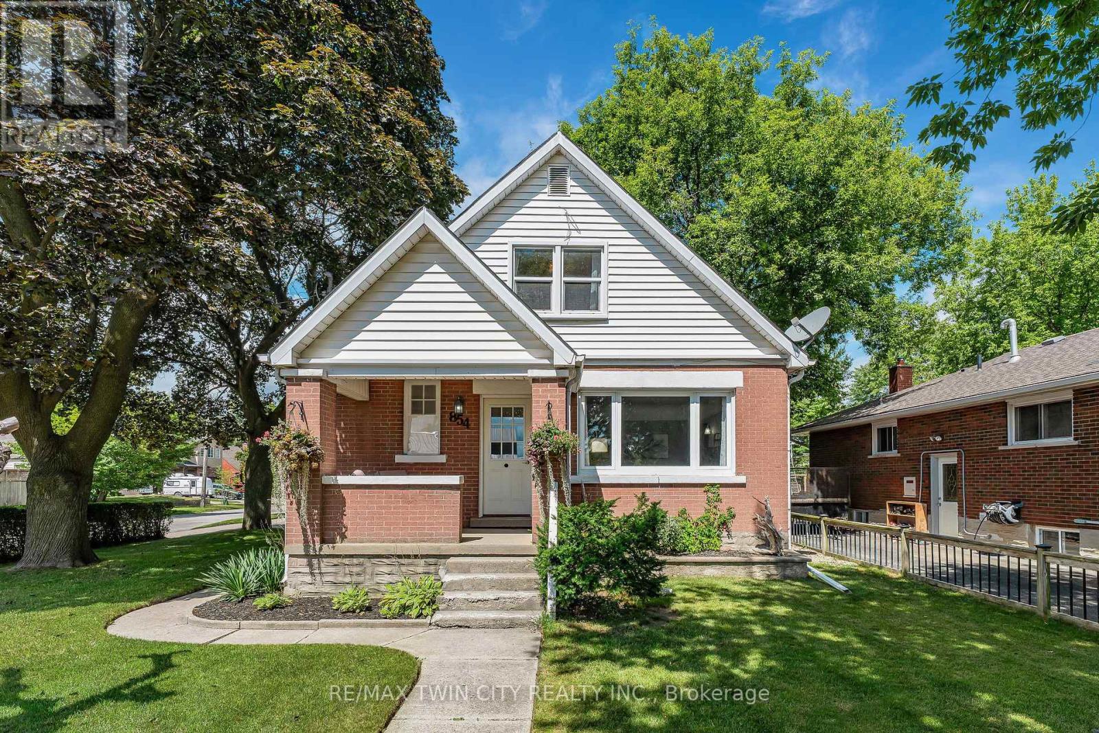854 Guelph Street, Kitchener, Ontario  N2H 5Z5 - Photo 4 - X12368909
