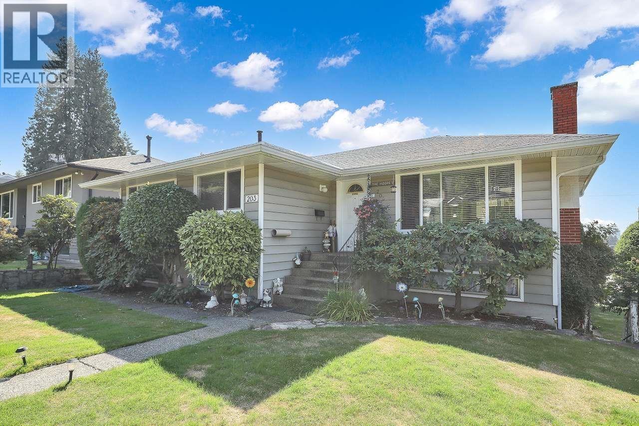 203 E 26TH STREET, North Vancouver, British Columbia