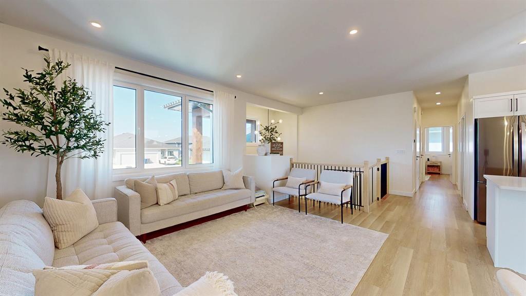 107 Parkside Crescent, Mitchell, Manitoba  R5G 2X3 - Photo 2 - 202521648